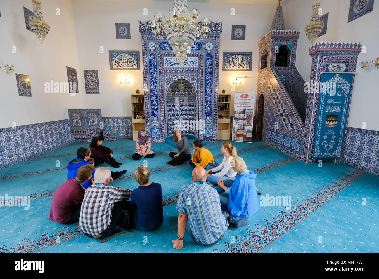 Les visiteurs au cours d'une visite guidée de la mosquée centrale DITIB islamique dans la région de Muenster au cours de la 101ème Congrès de l'église catholique allemande le 10 mai 2018 à Münster, Allemagne Banque D'Images