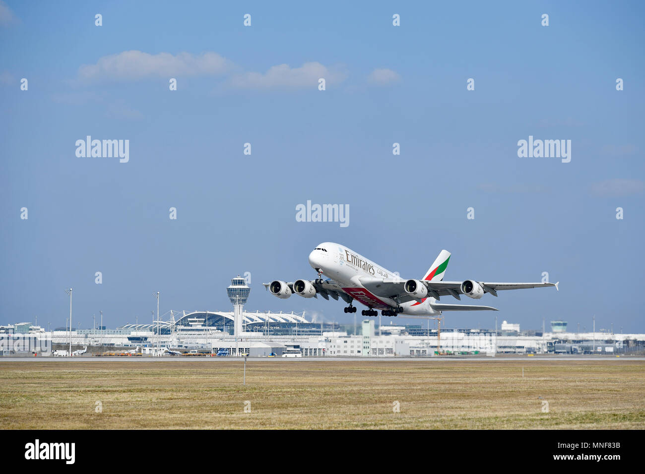 Unis, Airbus A380-800,, au décollage, la piste sud avec la borne 1 et la tour, l'aéroport de Munich, Haute-Bavière, Bavière, Allemagne Banque D'Images