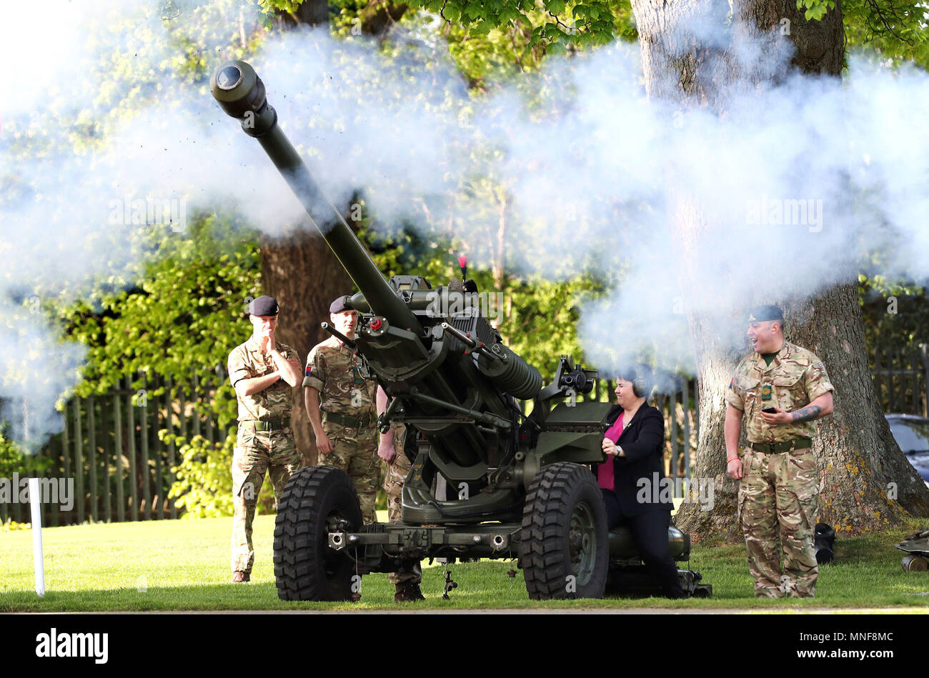 Le chef conservateur écossais Ruth Davidson déclenche le 105e régiment, le canon d'Artillerie royale, pour signaler le début de l'ABF la charité des soldats à la compétition de golf annuelle Duddingston Golf. Banque D'Images