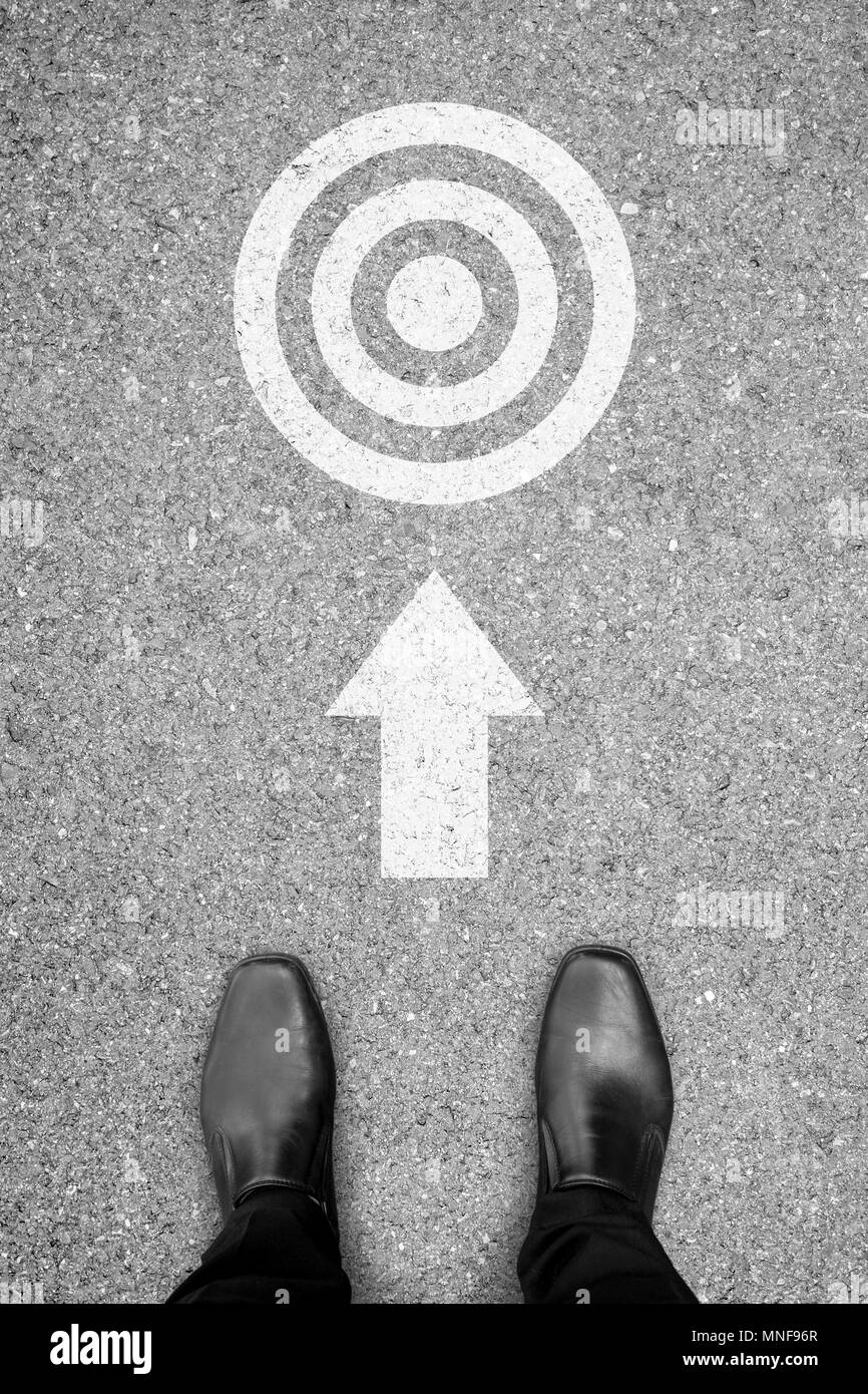 Businessman in chaussures noires visant à la cible. Banque D'Images