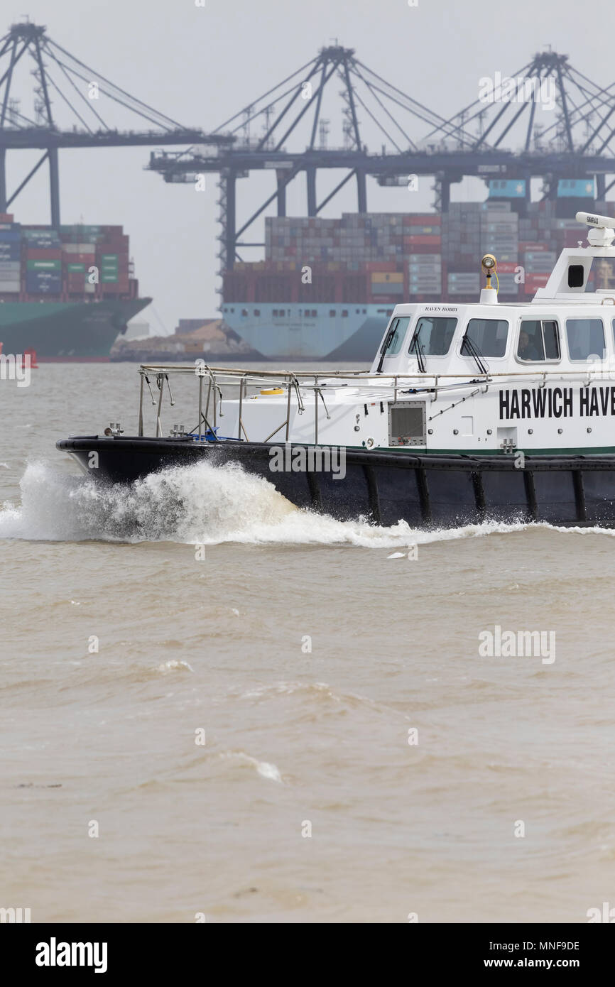 Harwich Haven Motor lancer en direction de Shotley Gate à travers des rivières Stour et Orwell sur un jour peut-être gris avec port de Felixstowe dans l'arrière-plan Banque D'Images
