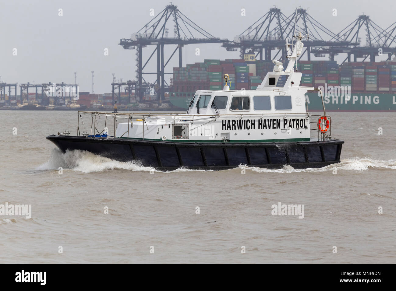 Harwich Haven Motor lancer en direction de Shotley Gate à travers des rivières Stour et Orwell sur un jour peut-être gris avec port de Felixstowe dans l'arrière-plan Banque D'Images