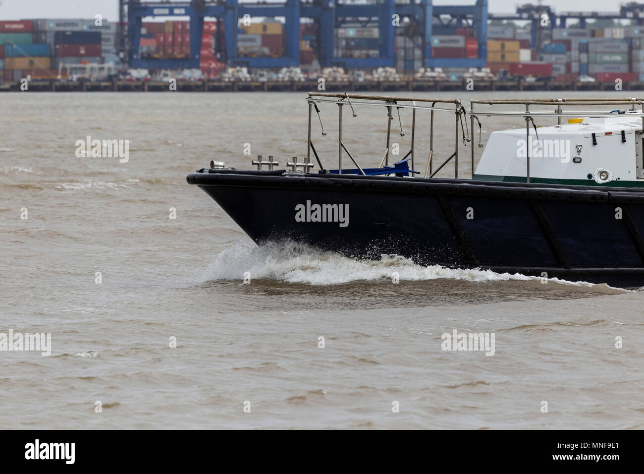 L'arc d'Harwich Haven Motor lancer en direction de Shotley Gate à travers des rivières Stour et Orwell sur un jour peut-être gris Banque D'Images