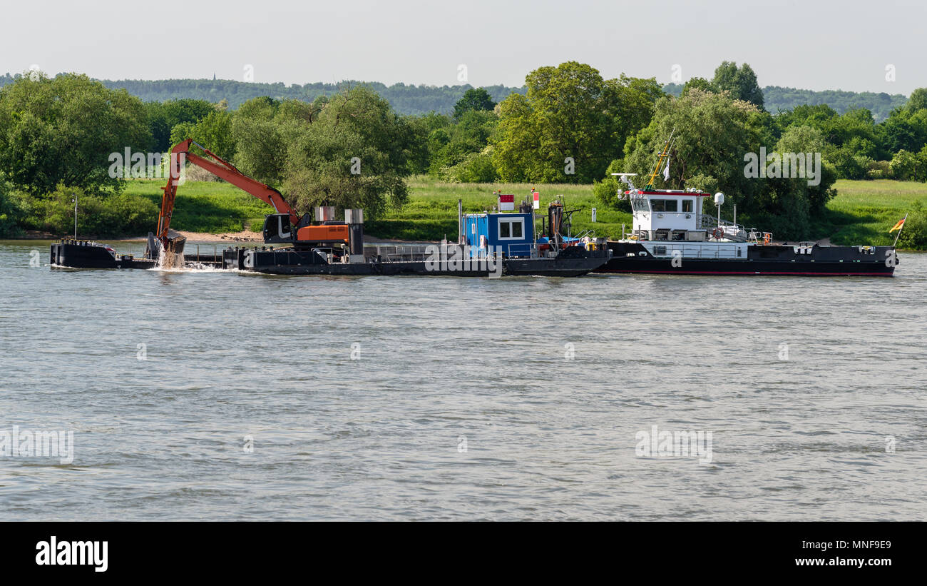Navire avec l'approfondissement de l'excavateur du bas de la rivière. Banque D'Images