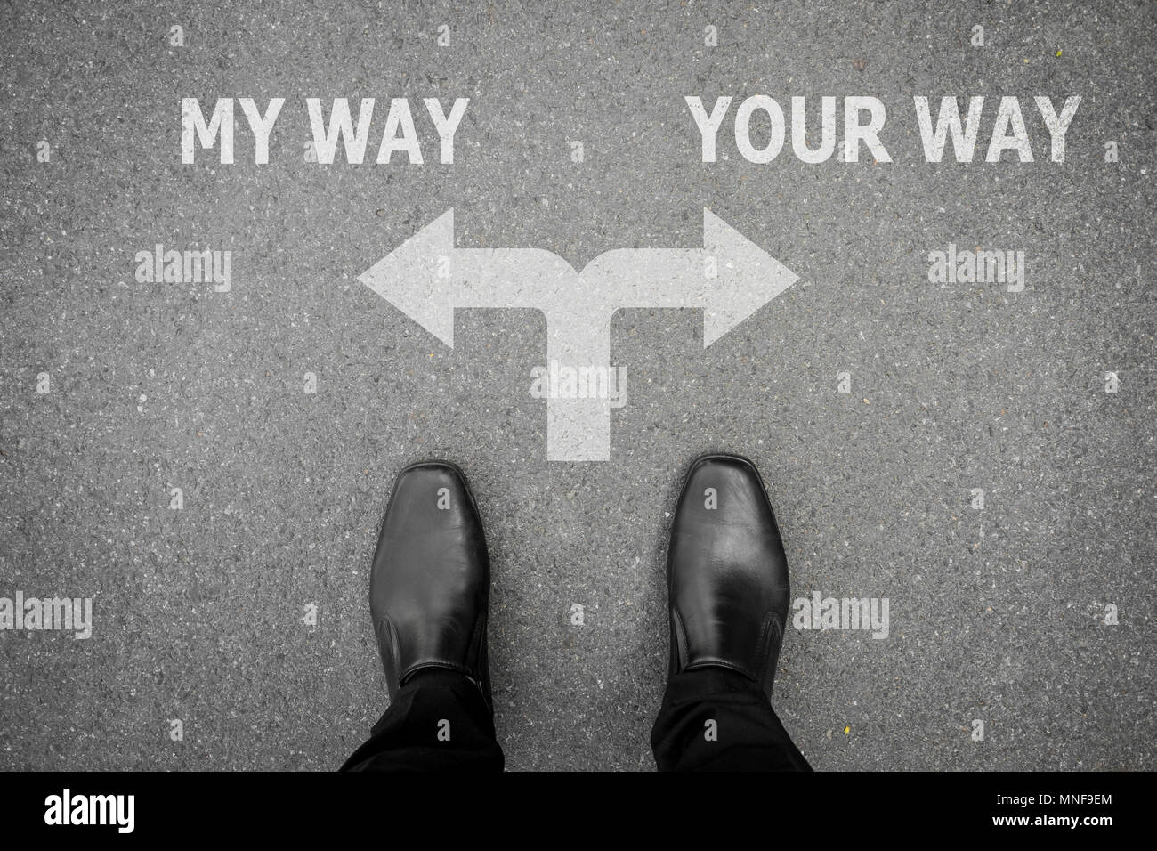 Businessman in chaussures noires a décision à prendre le chemin de traverse où aller - My Way ou à votre façon Banque D'Images