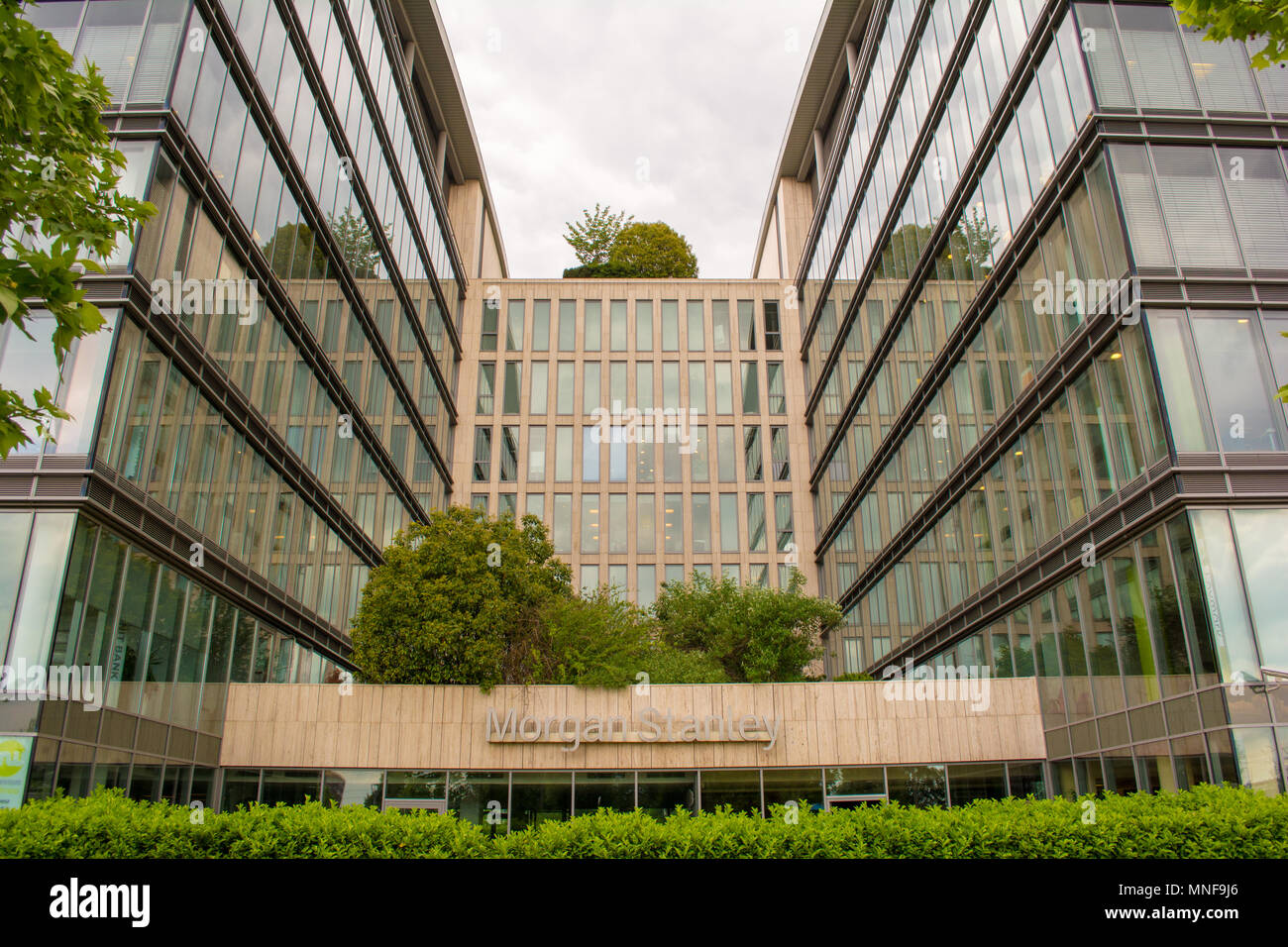 BUDAPEST, HONGRIE - 17 MAI 2018 : Morgan Stanley signe sur façade d'un immeuble de bureaux. Morgan Stanley est une société américaine offrant d'avion et d'inv Banque D'Images