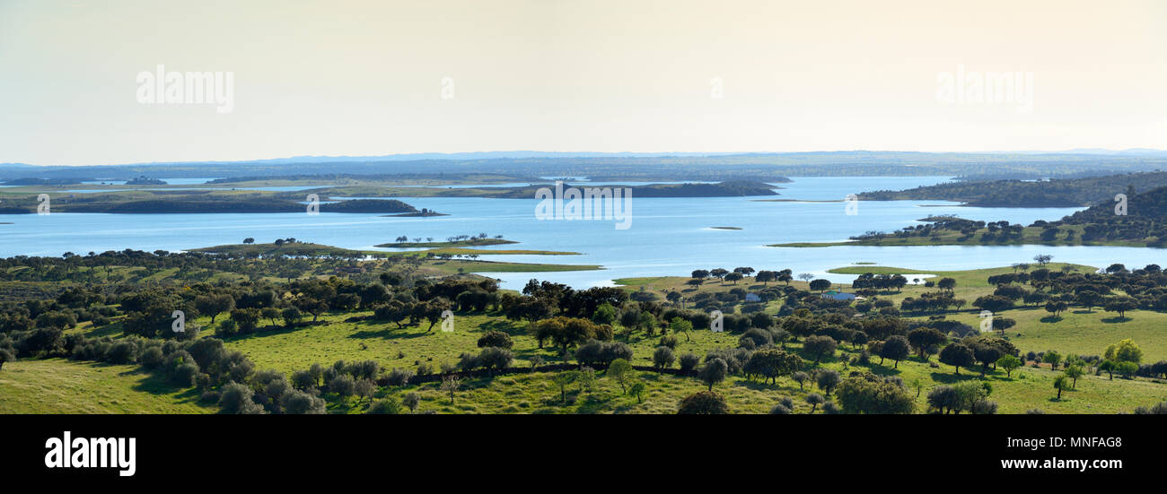 Alqueva dam, le plus grand lac artificiel d'Europe de l'Ouest. Alentejo, Portugal Banque D'Images