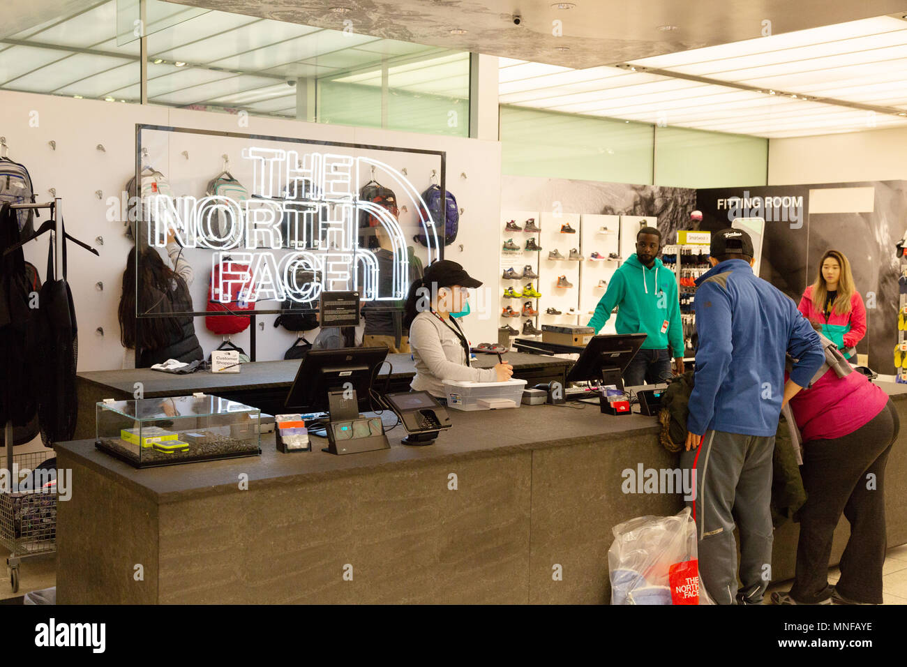 Les gens shopping, l'achat d'habillement à la commander, The North Face  store, 5e Avenue, New York, USA Photo Stock - Alamy