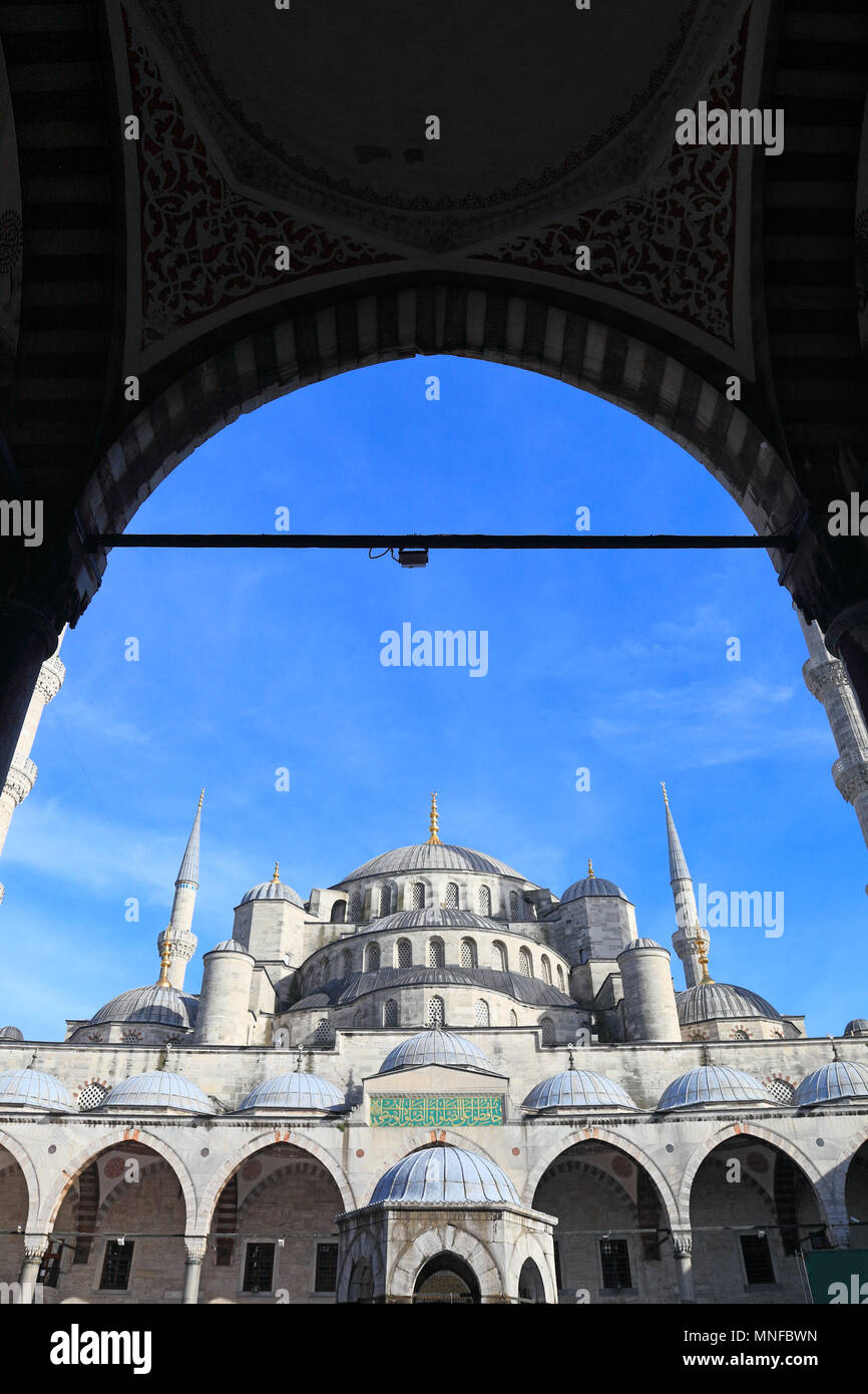 La Mosquée Bleue (Sultanahmet Mosque) à Istanbul encadrée par un arc. Banque D'Images