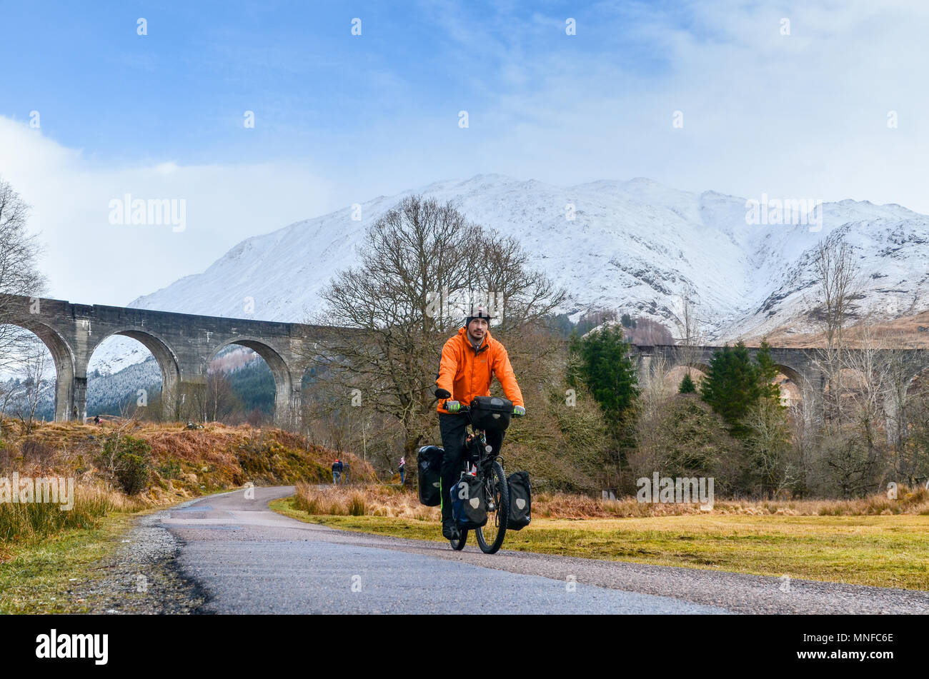 Homme randonnée à vélo (cyclotourisme) en face de viaduc de Glenfinnan, Ecosse Banque D'Images