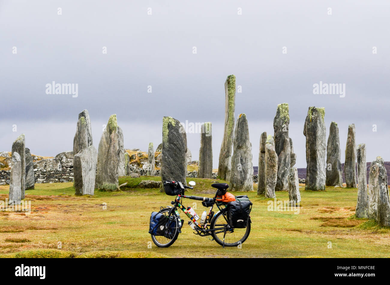 Location debout devant l'Callanish standing stones, Lewis et Harris, Scotland Banque D'Images