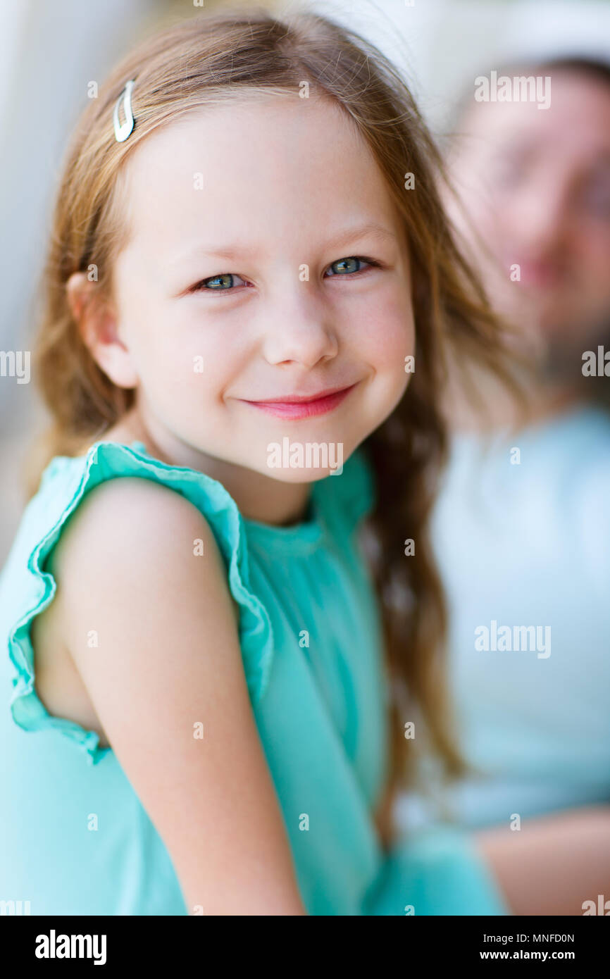 Portrait de l'adorable petite fille à l'extérieur sur journée d'été Banque D'Images