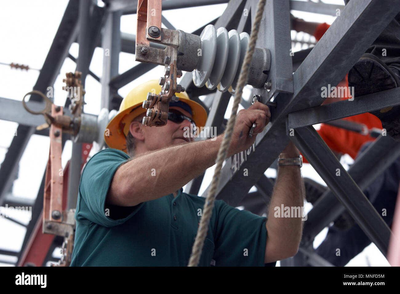 Poseur de l'installation Nouvelle ligne pour tenir compte de l'amélioration de la ferme de panneaux solaires le réseau électrique Banque D'Images