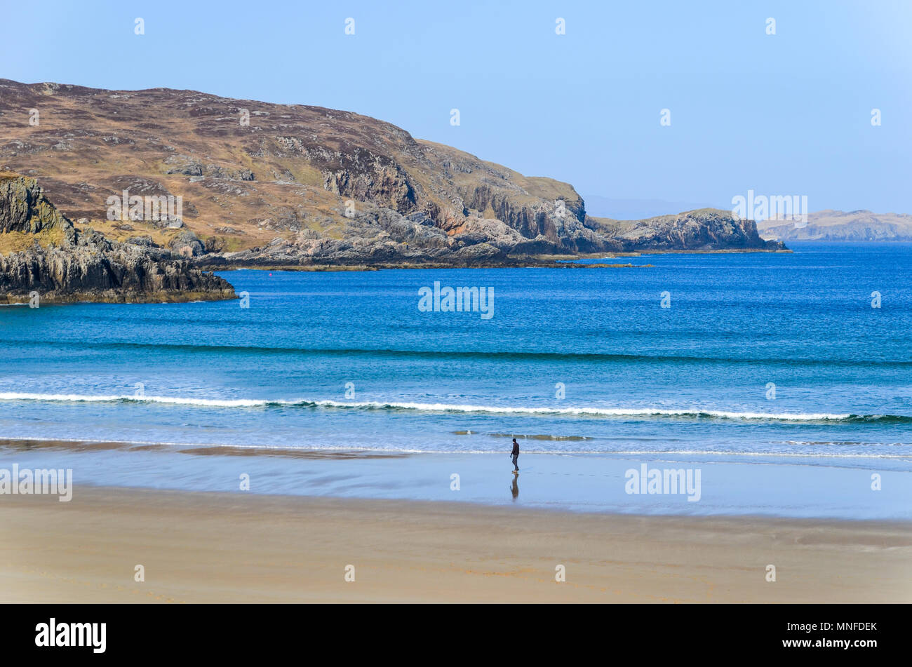 Homme seul marche sur la plage de Bettyhill, sur la côte nord de l'Ecosse, près de langue maternelle/Thurso Banque D'Images