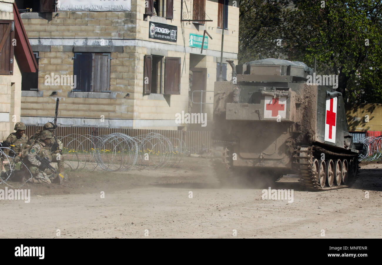 Une armée lettone FV104 ambulance blindée samaritain avec les soldats ...