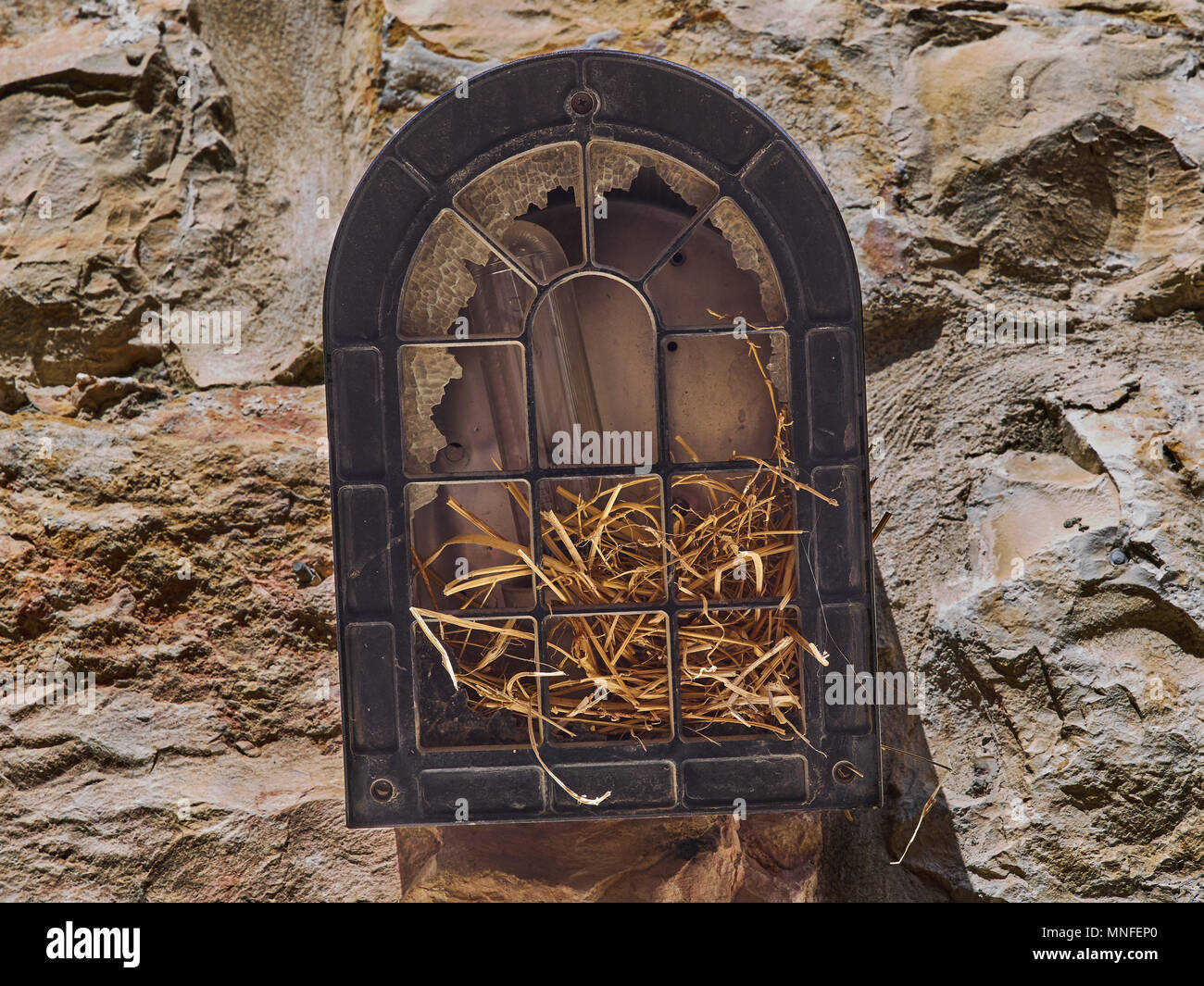 Vieux métal vintage auvent pour une lampe murale sur un mur de pierre de la médina de Jérusalem, Israël. Banque D'Images