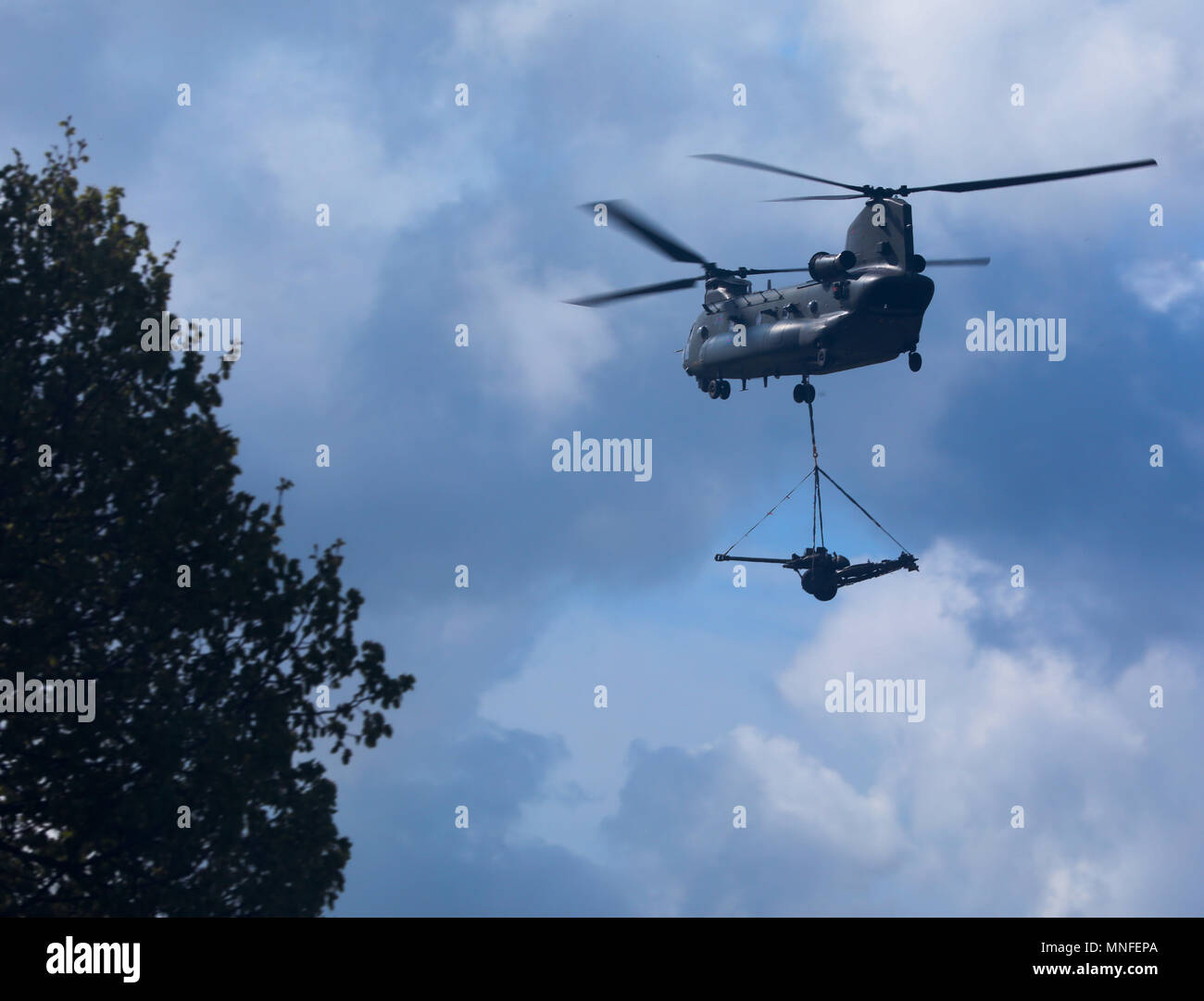 Hélicoptère Chinook de la Royal Air Force avec un 105mm canon de campagne underslung Banque D'Images