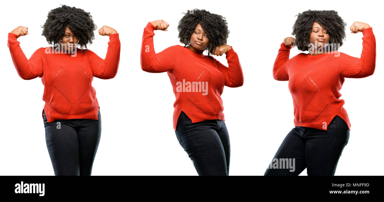 Les jeunes de l'Afrique belle grande taille modèle démontrant la force et l'expression de biceps sport concept, sa vie en bonne santé bonne isolated over white background. Coll Banque D'Images