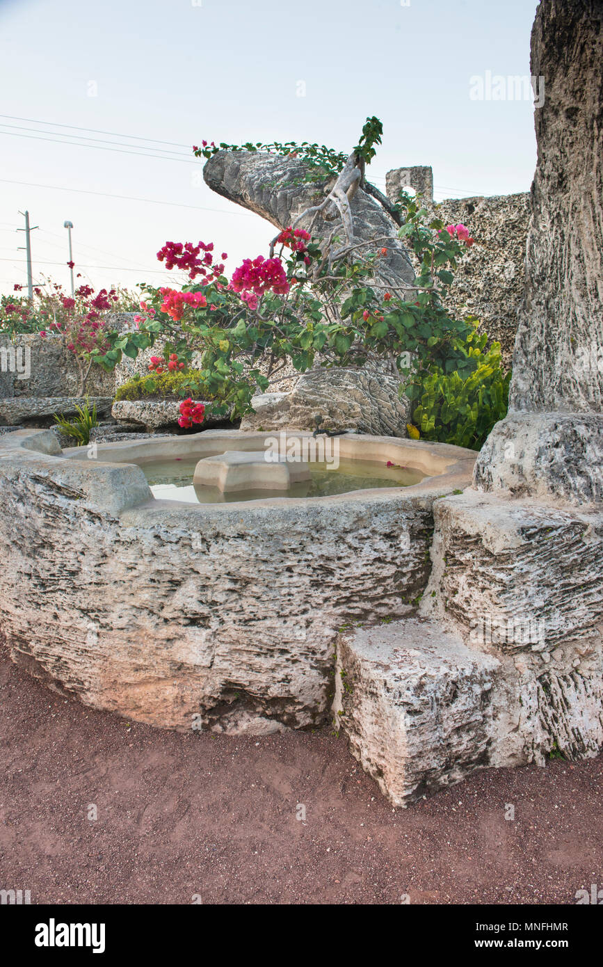 Vue verticale de la Lune Fontaine, Coral Castle, construit en secret et seul. avec des techniques inconnues, par Ed Leedskalnin au début du xxe siècle. Banque D'Images