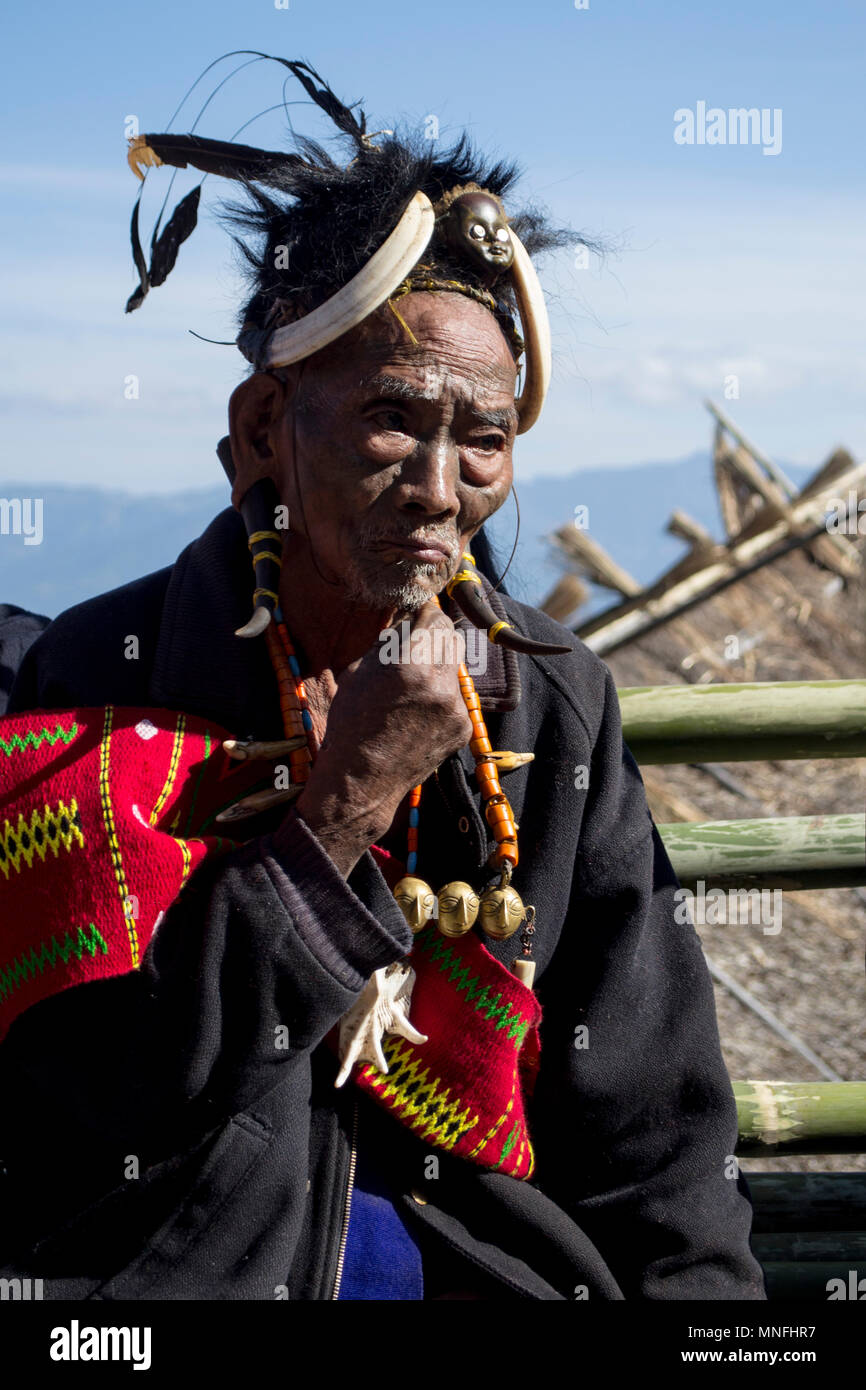 Le Nagaland, Inde. Portrait de vieil homme pendant Hornbill Festival Banque D'Images