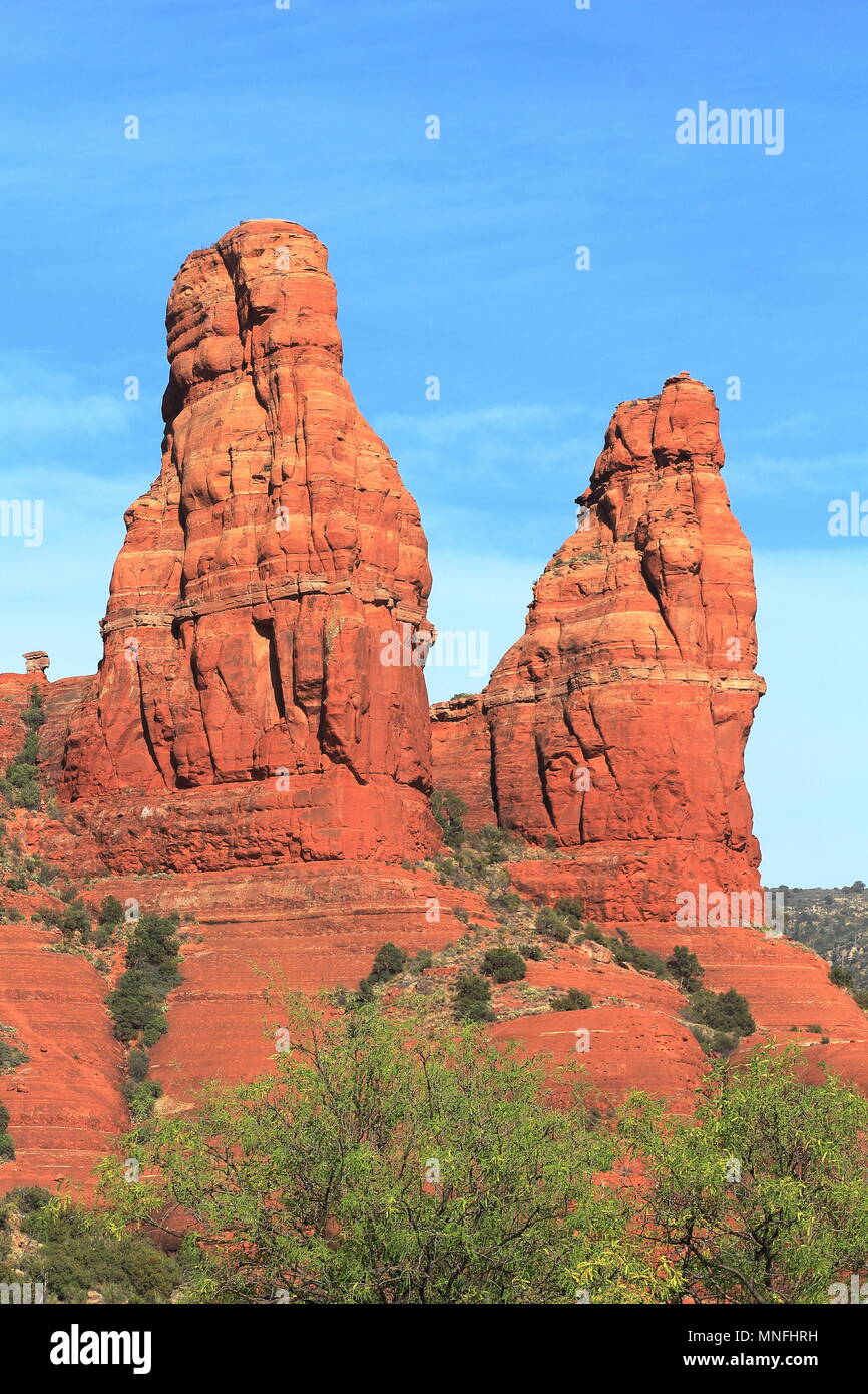 Pinnacles Red Rock contre le ciel près de Arizona Sedona Banque D'Images