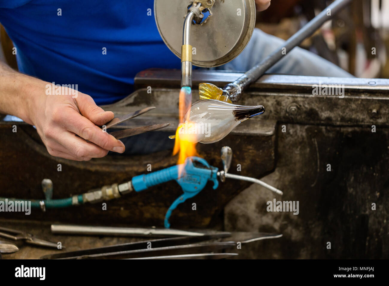 Artis en verre chauffe fait mouette statue à l'aide d'un chalumeau gass. Au main de l'artiste et de flamme torche gass Banque D'Images