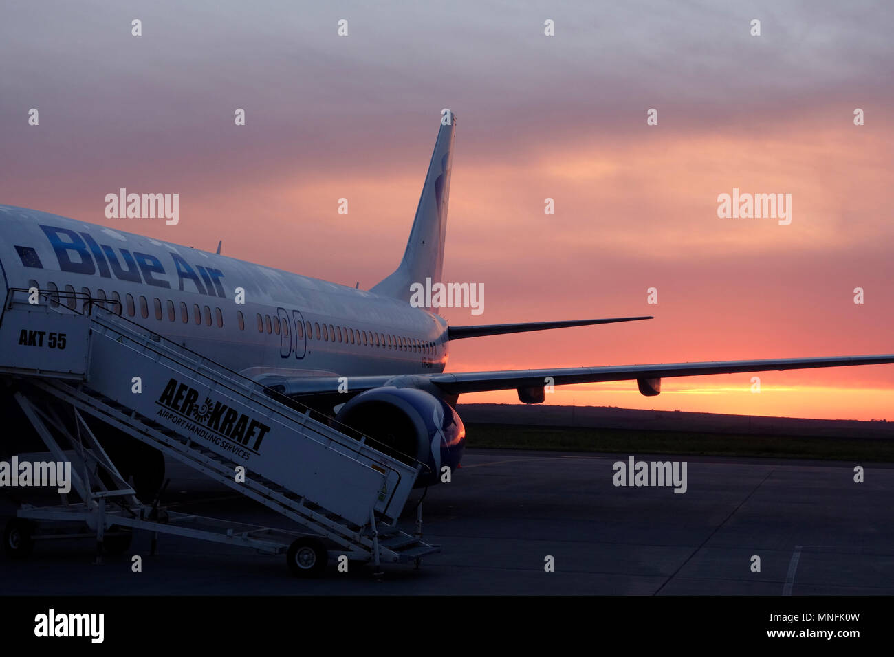 Un avion Boeing 737 de la compagnie aérienne roumaine Blue Air sur le tarmac de l'aéroport de Iasi également appelé Jassy Iassy ou la deuxième plus grande ville en Roumanie Banque D'Images