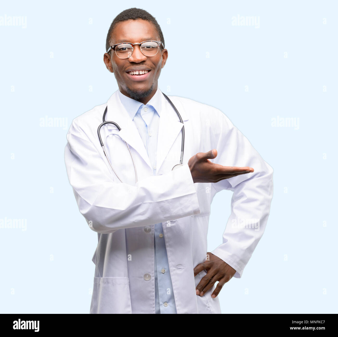 Jeune médecin noir, professionnels de la santé détenant quelque chose en main vide Banque D'Images Jeune médecin noir, professionnels de la santé détenant quelque chose en main vide Banque D'Images