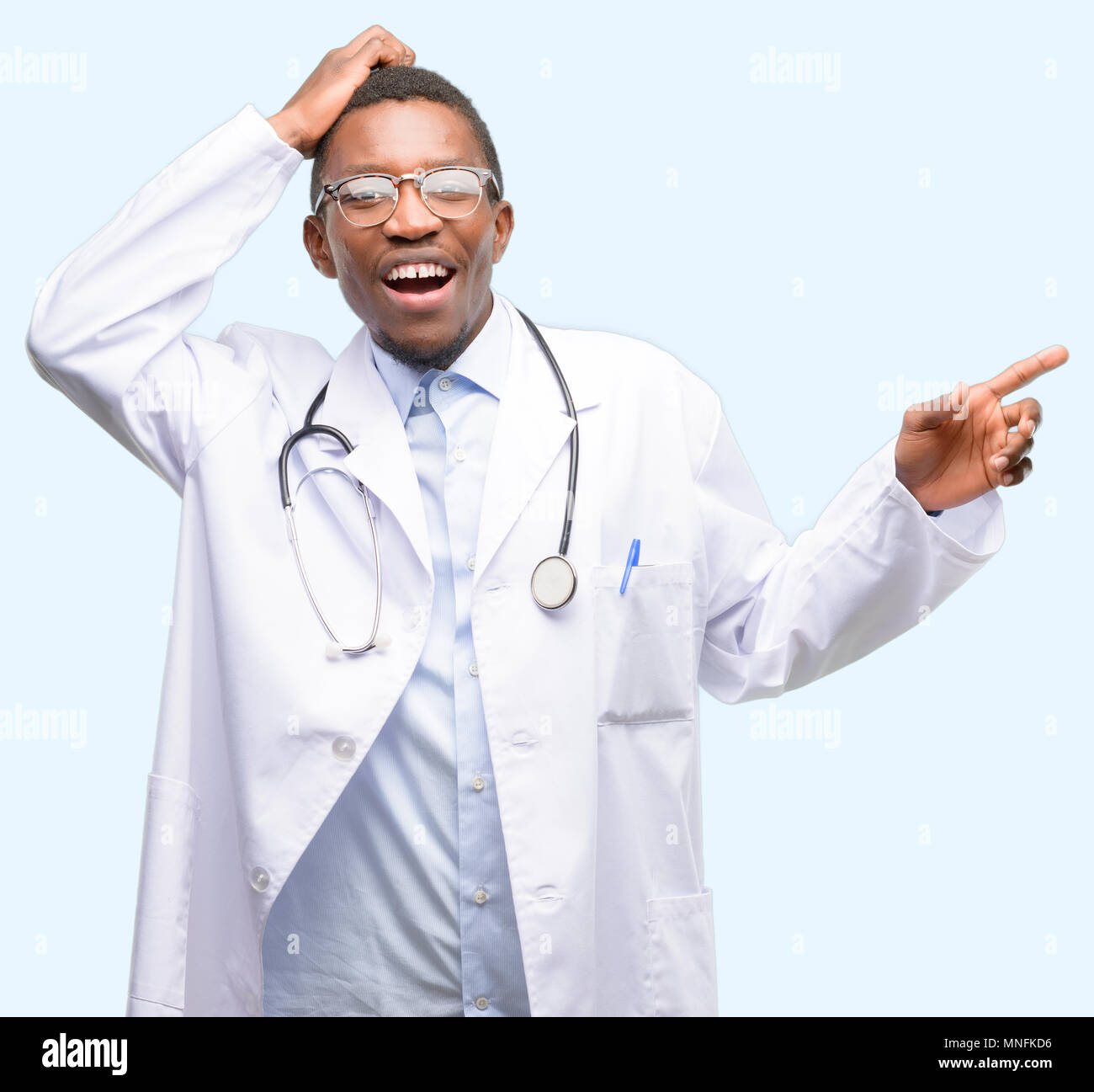 Jeune médecin noir, professionnels de la santé avec le doigt du côté opposé Banque D'Images Jeune médecin noir, professionnels de la santé avec le doigt du côté opposé Banque D'Images