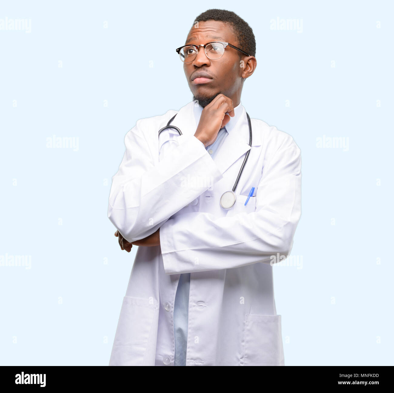 Jeune médecin noir, un professionnel de la pensée et de la recherche de l'expression de doute et me demande Banque D'Images Jeune médecin noir, un professionnel de la pensée et de la recherche de l'expression de doute et me demande Banque D'Images