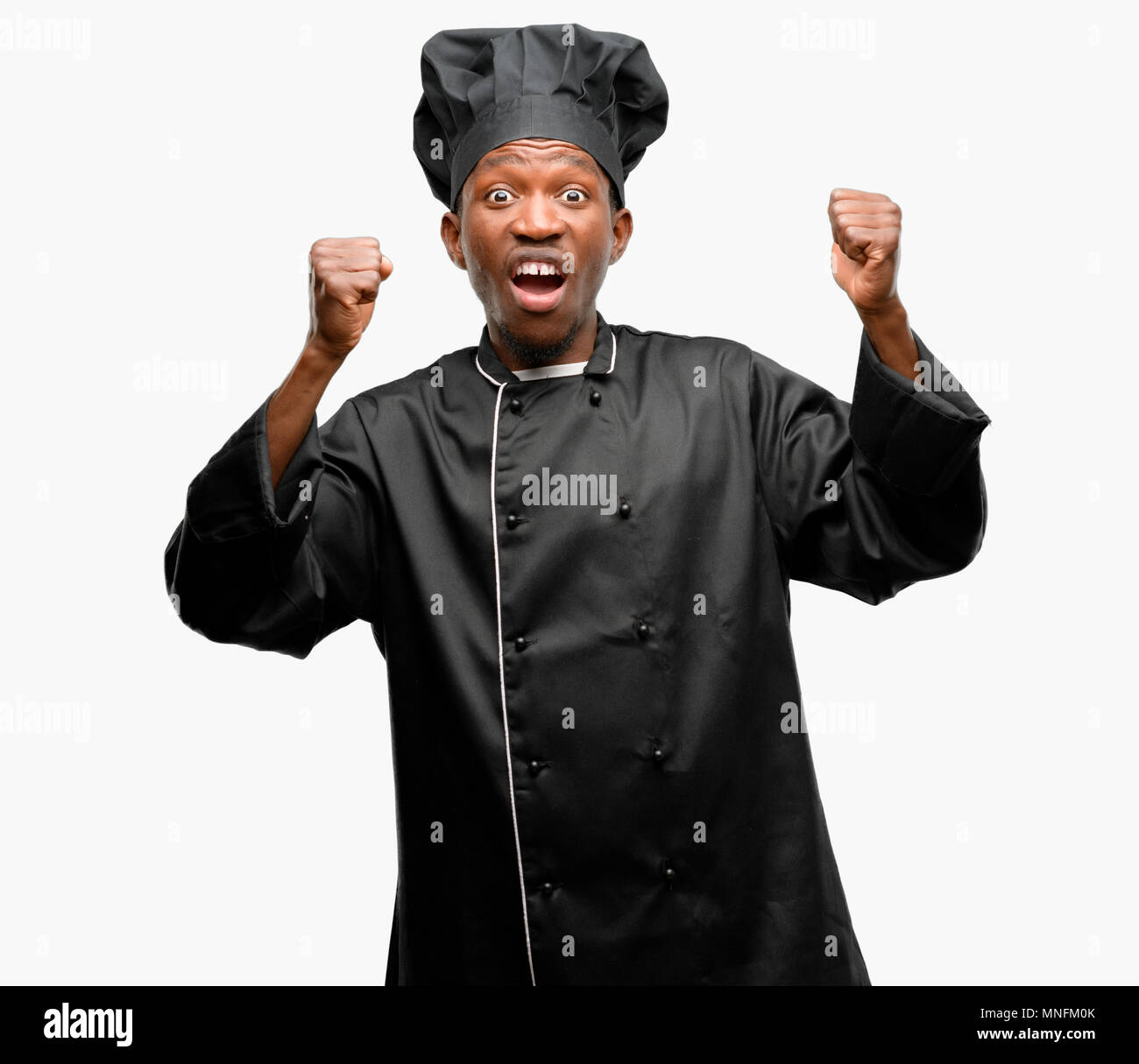 Jeune chef cuisinier noir wearing hat heureux et excité célébrant la  victoire l'expression de grand succès, la puissance, l'énergie et des  émotions positives. Célèbre de nouveaux jo Photo Stock - Alamy