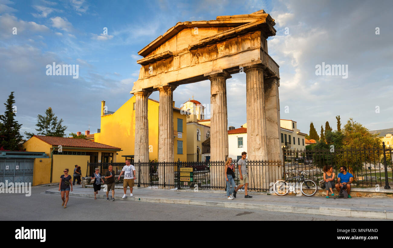 Athènes, Grèce - 15 mai 2018 : les touristes en face de la demeure de l'Agora romaine dans la vieille ville d'Athènes, Grèce. Banque D'Images