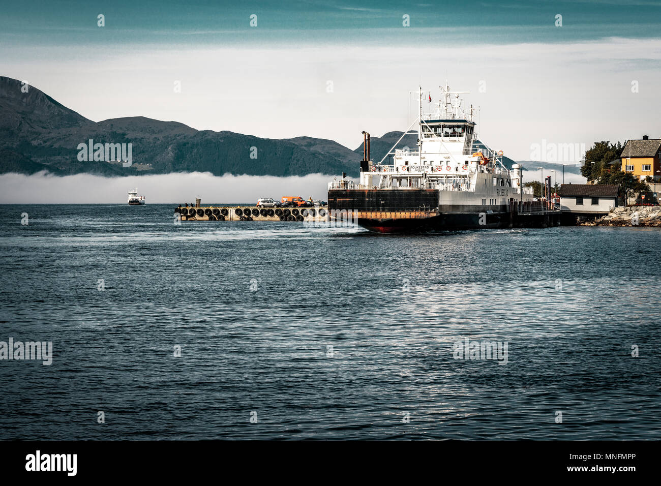 Ferry norvégien sur le Fjord à Volda, canalyse des défaillances précoces sur matin (Dirdal, Alesund) Banque D'Images
