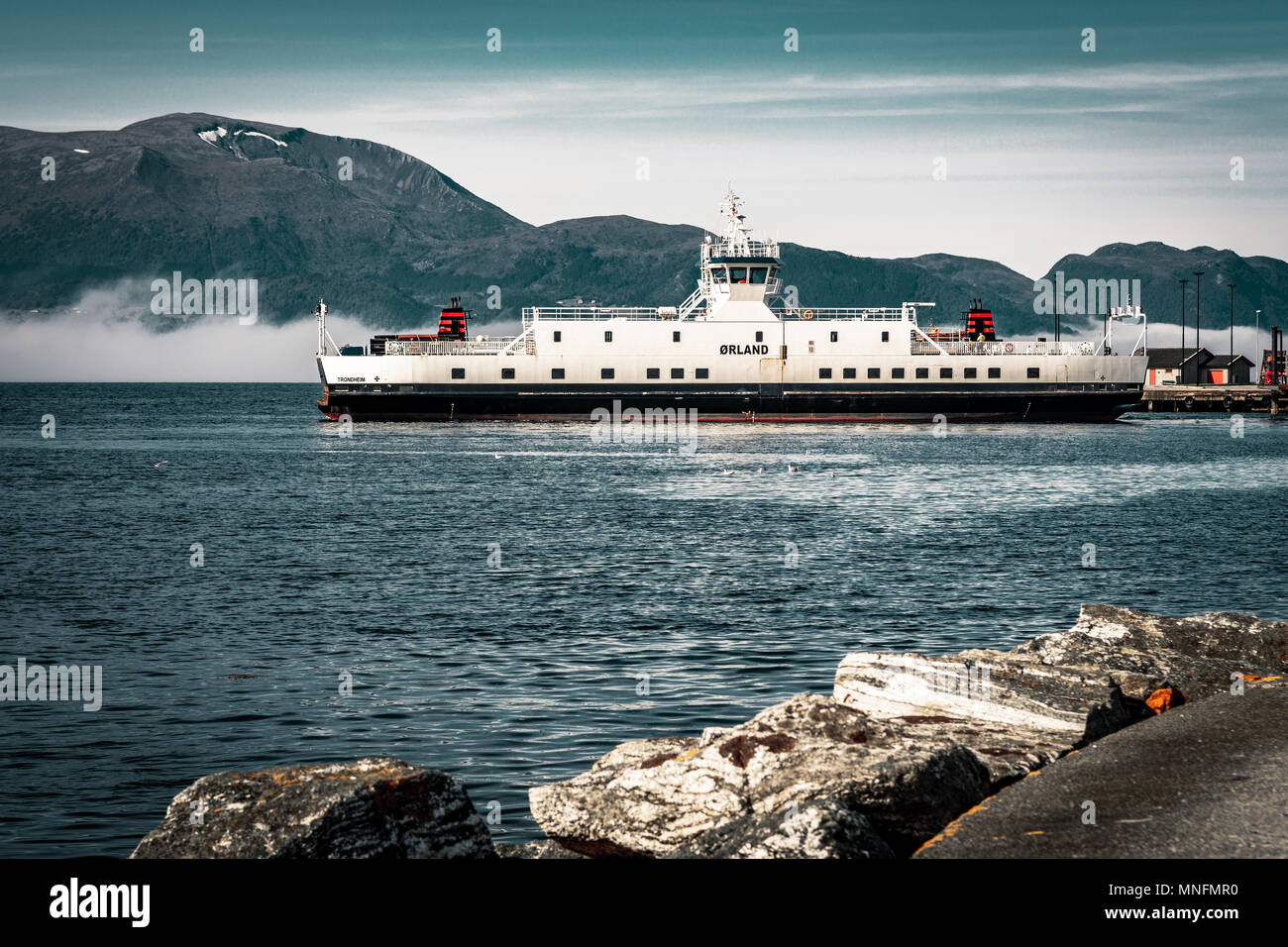 Ferry norvégien sur le Fjord à Volda, canalyse des défaillances précoces sur matin (Dirdal, Alesund) Banque D'Images