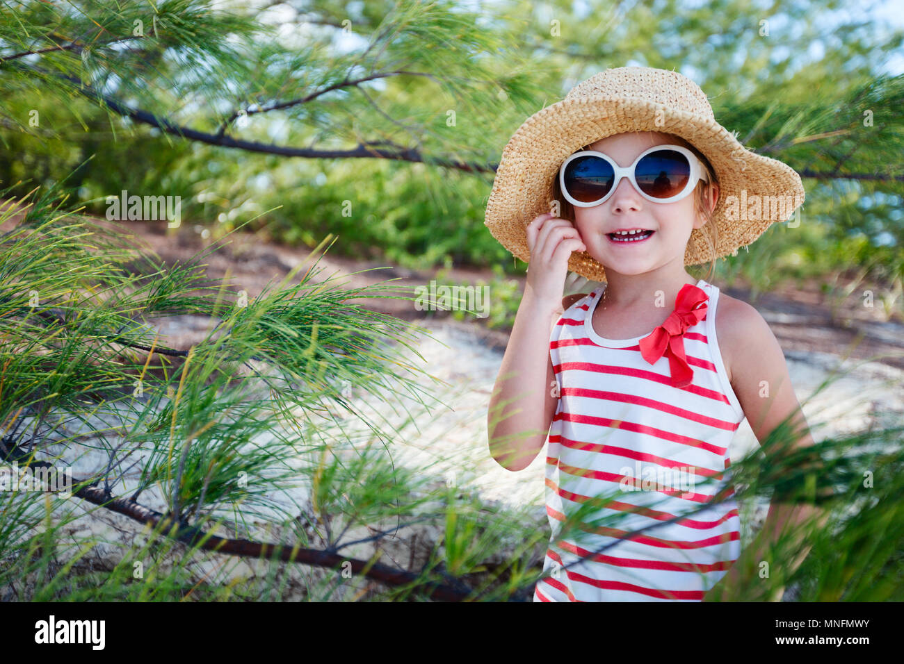 Adorable petite fille à l'extérieur sur journée d'été Banque D'Images