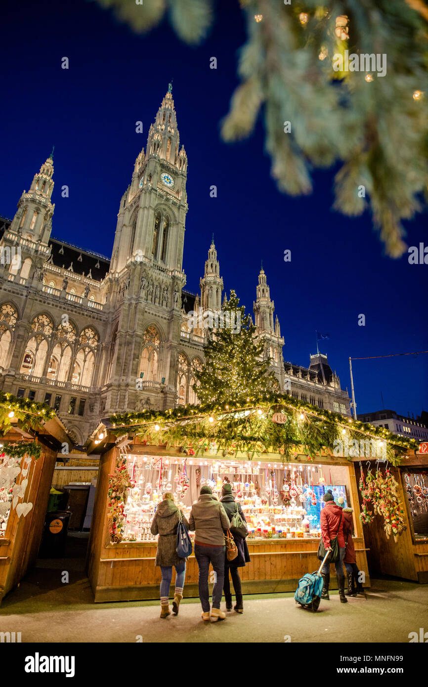 Marché de Noël en avant de l'hôtel de ville (Rathaus), l'Autriche, Wien Banque D'Images