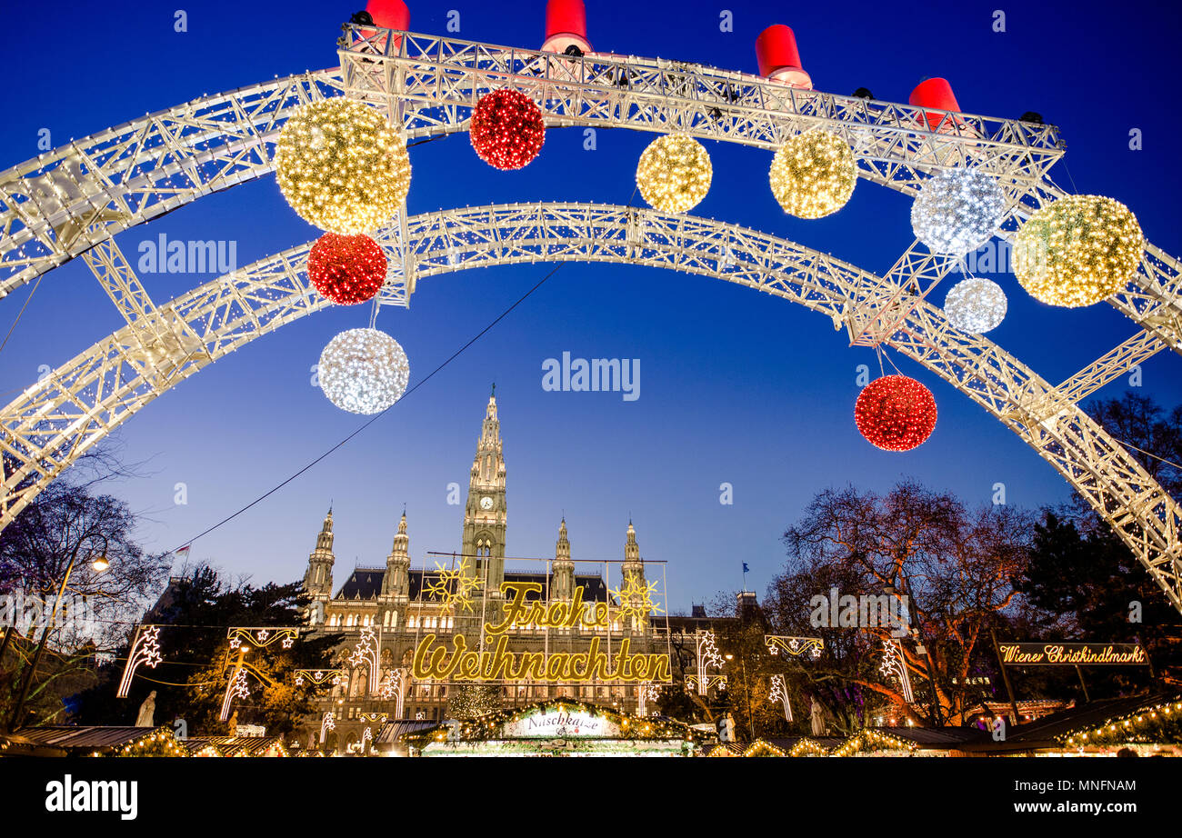 Le traditionnel marché de Noël avec des décorations dans avant de l'hôtel de ville (Rathaus), Wien, Autriche, Europe Banque D'Images
