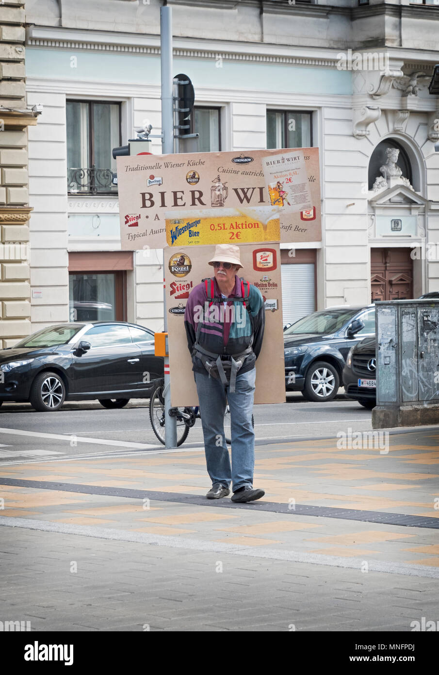 Quelques panneaux publicitaires pour un restaurant et pub à l'air libre du marché alimentaire Naschmarkt à Vienne, Autriche. Banque D'Images
