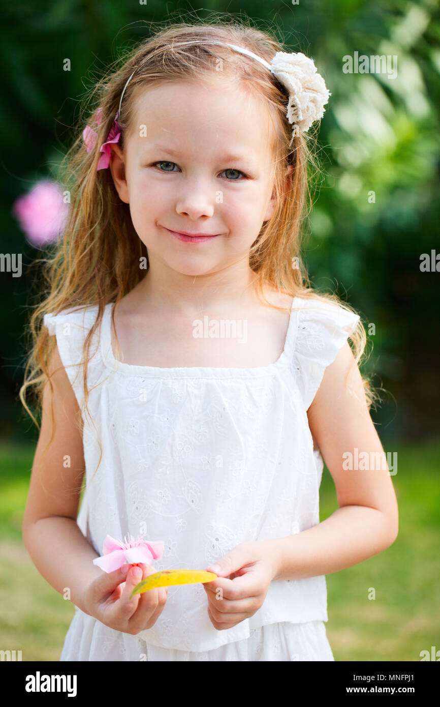 Portrait de la charmante petite fille à l'extérieur Banque D'Images