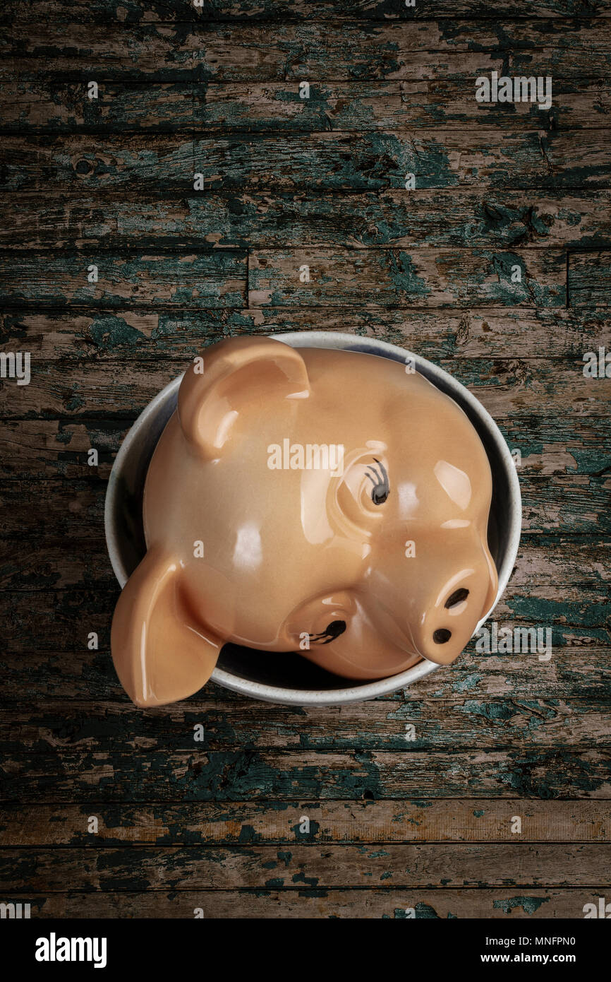 Chine tête de cochon dans un bol sur une table en bois Banque D'Images