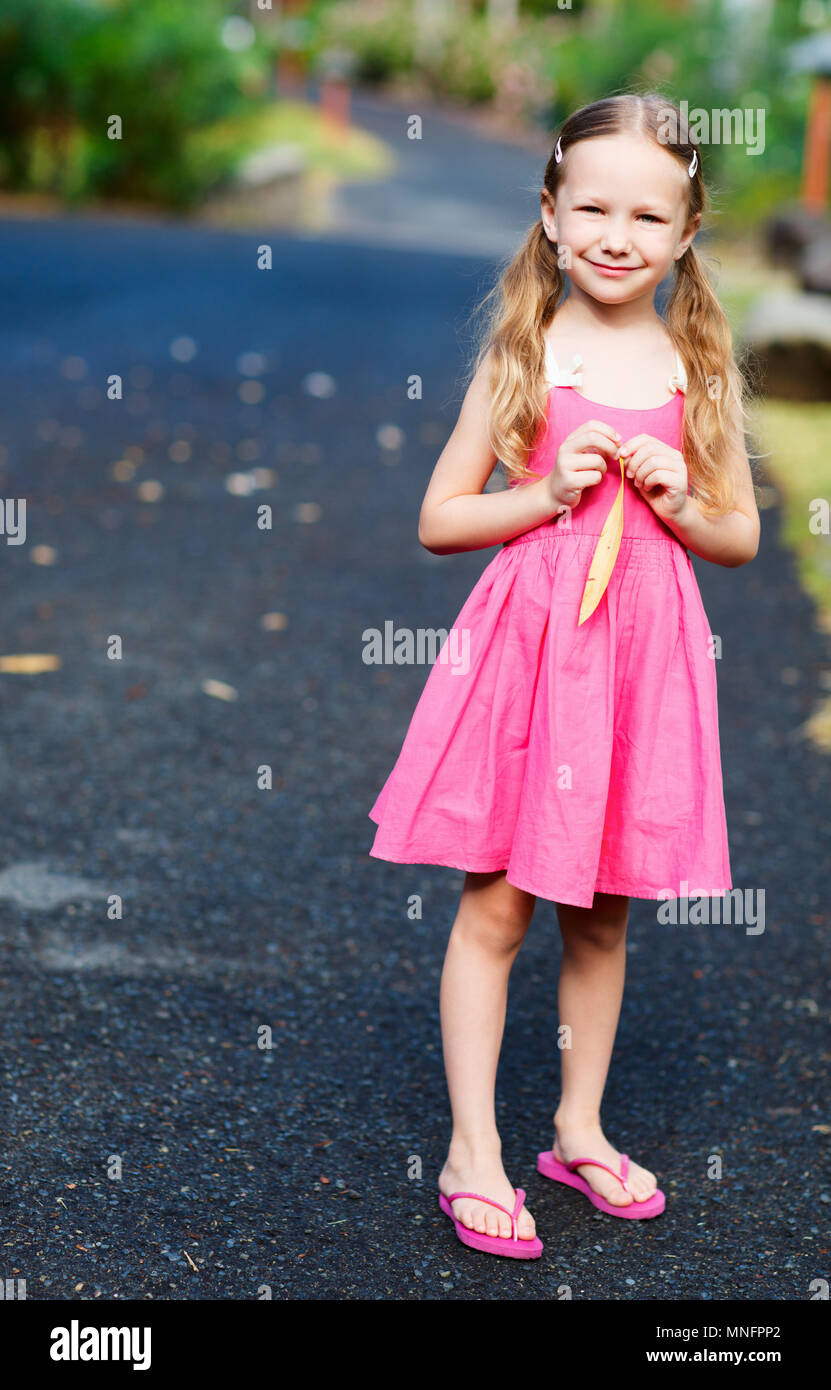 Petite fille à l'extérieur sur journée d'été Banque D'Images