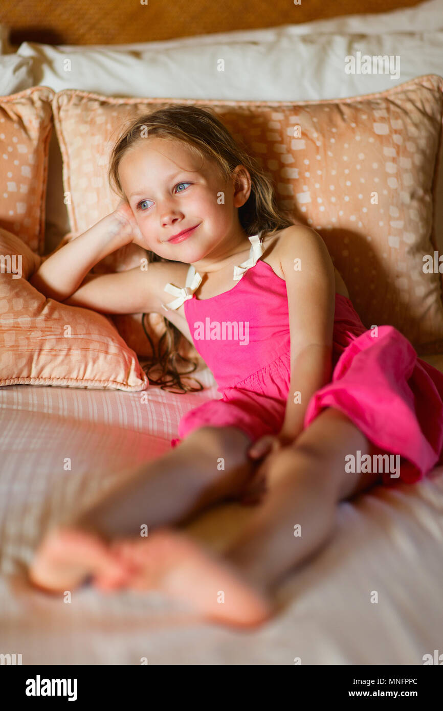 Adorable petite fille à la maison se reposer sur le lit Banque D'Images