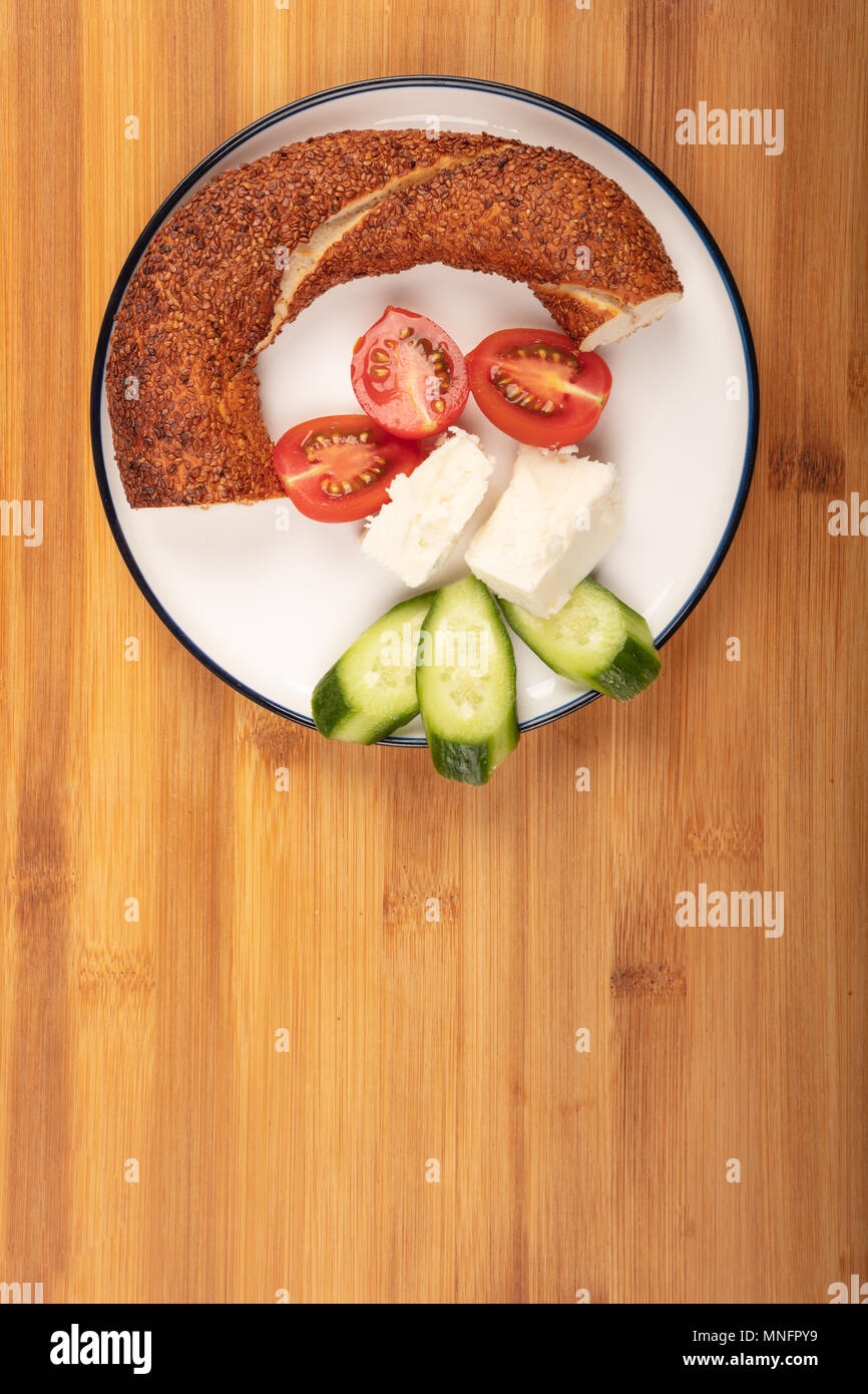 Le petit-déjeuner avec fromage feta, simit, concombre, et cherry tomoto isolé sur fond de bois Vue de dessus Banque D'Images