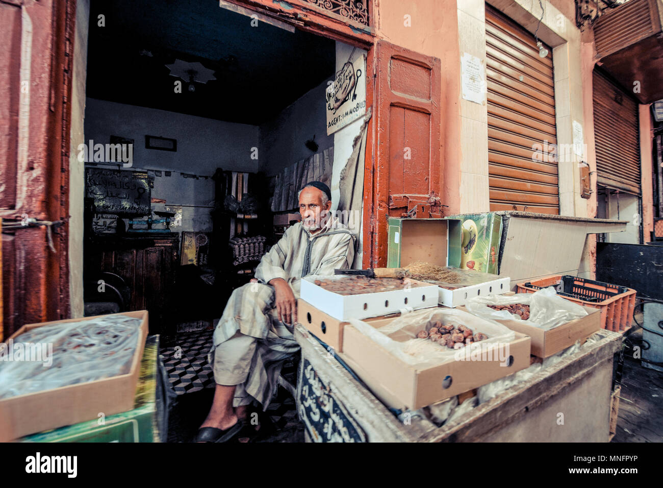 Fès, Maroc, juin 2016 : boutique traditionnelle dans le vieux marché. Vendeur de rue dans l'ancienne médina Banque D'Images