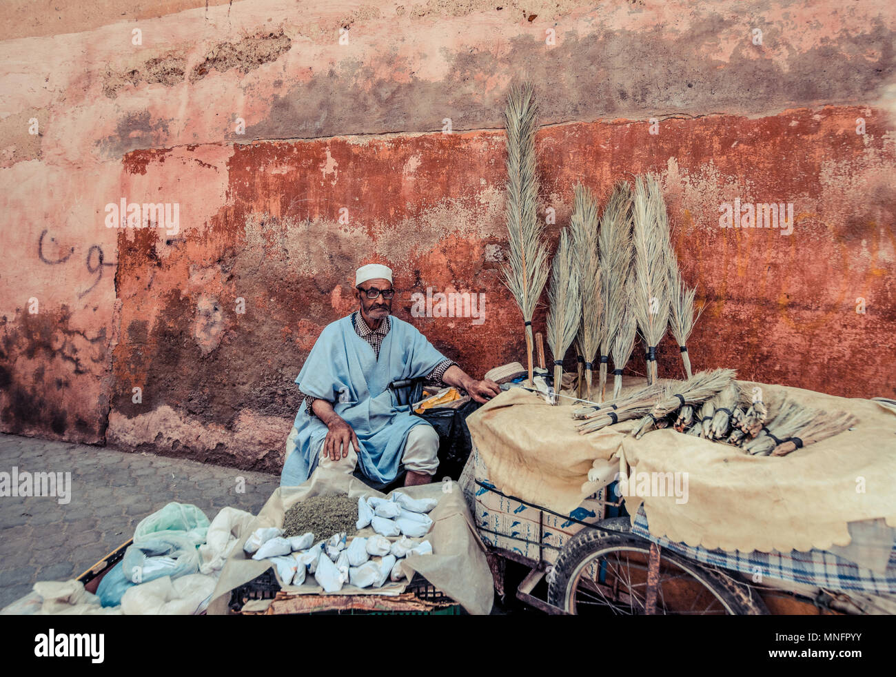 MARRAKECH, MAROC, juin 2016 : vendeur de rue dormir dans sa poupée sur les rues de l'ancien marché djama el-Fna Banque D'Images