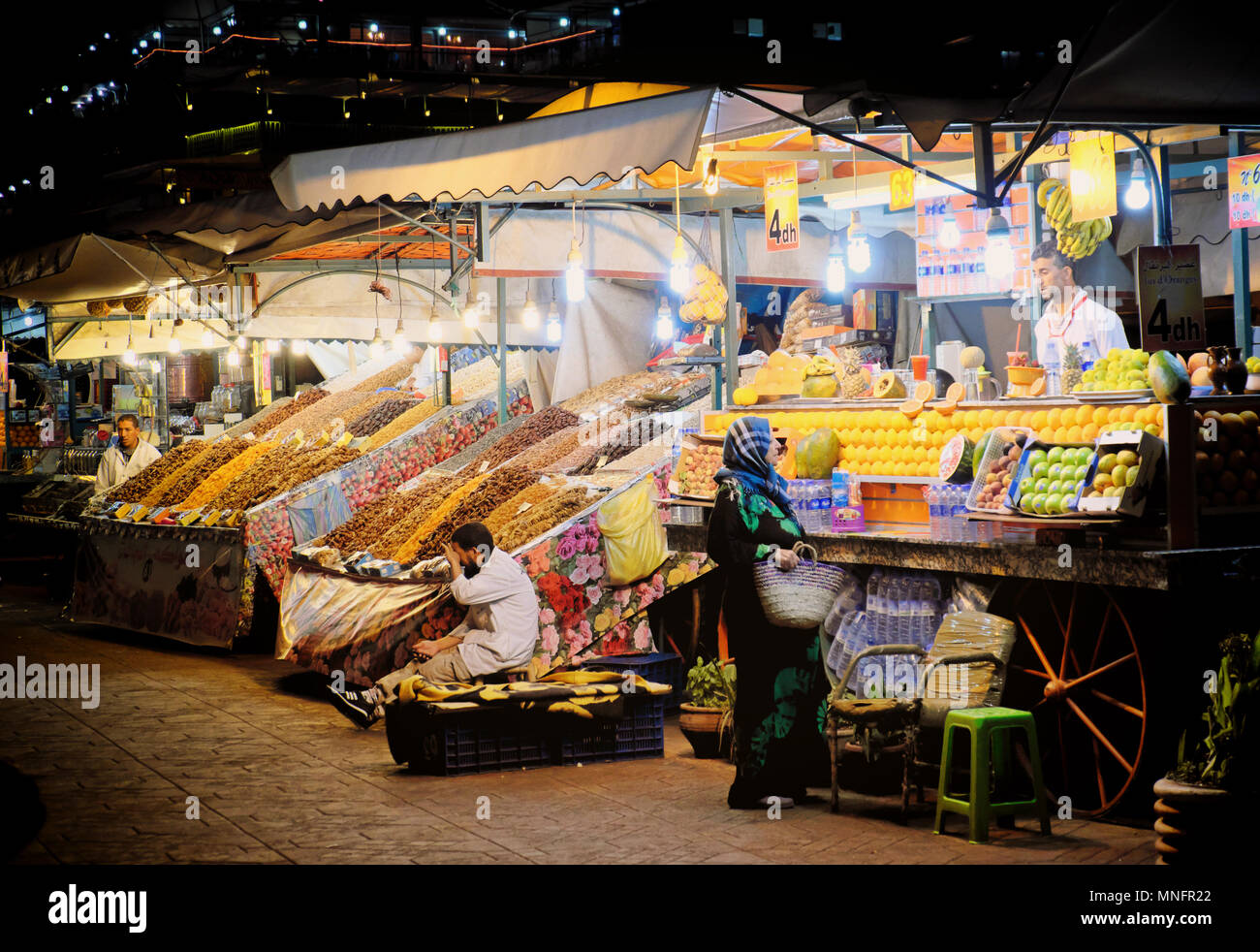 MARRAKECH, MAROC, juin 2016 : shoping femme courses dans le vieux marché de Jama el Fna Banque D'Images