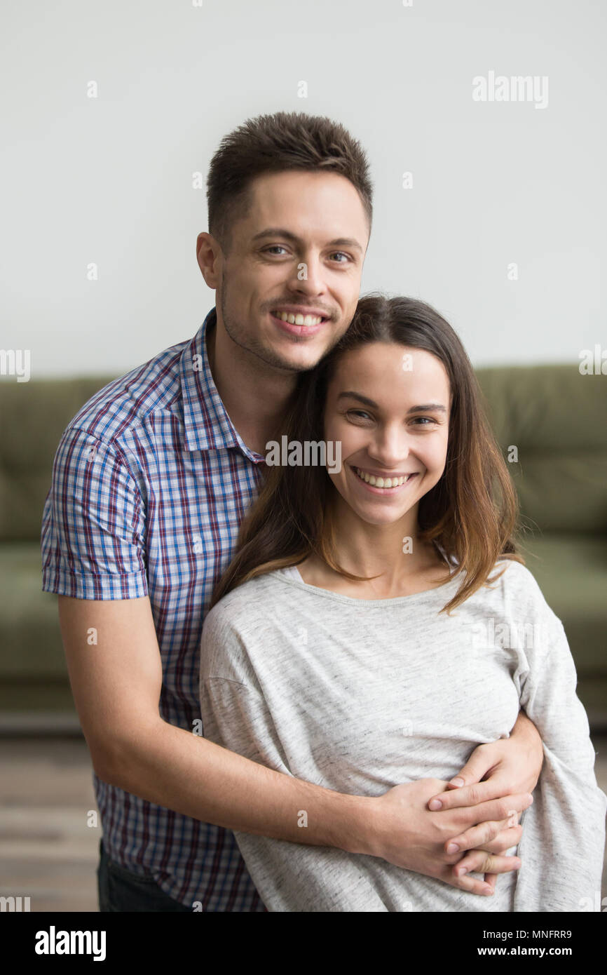 Portrait de famille de l'heureux couple smiling to camera Banque D'Images