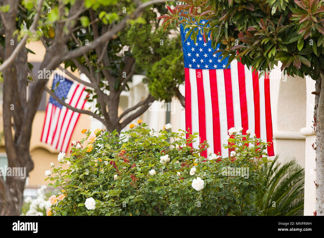 Porches avant avec des drapeaux américains. Banque D'Images