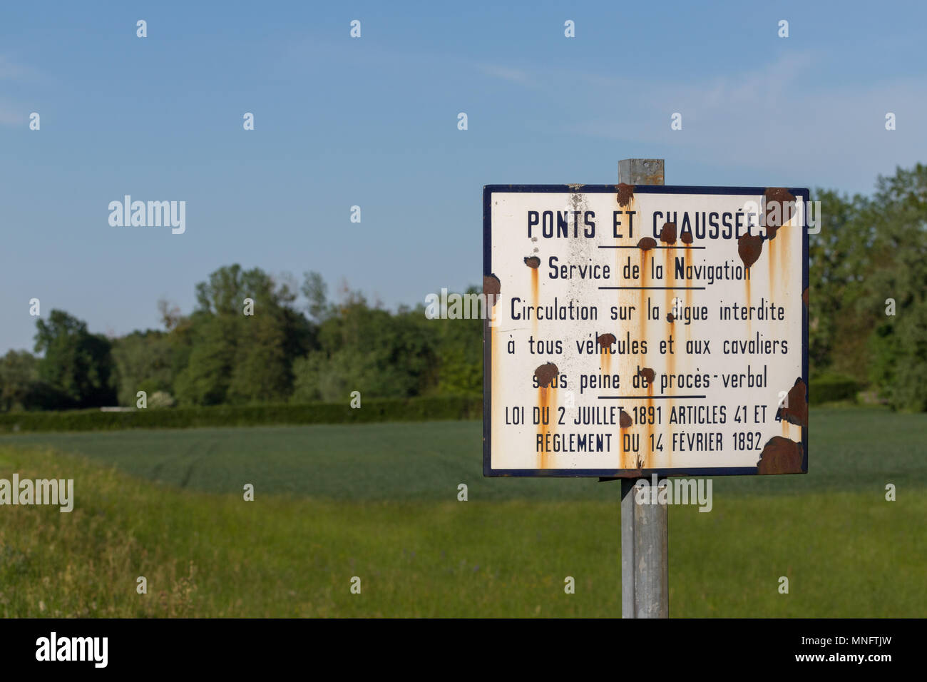 Rusty signe de services de navigation aérienne française à venir de champs et forêt Banque D'Images