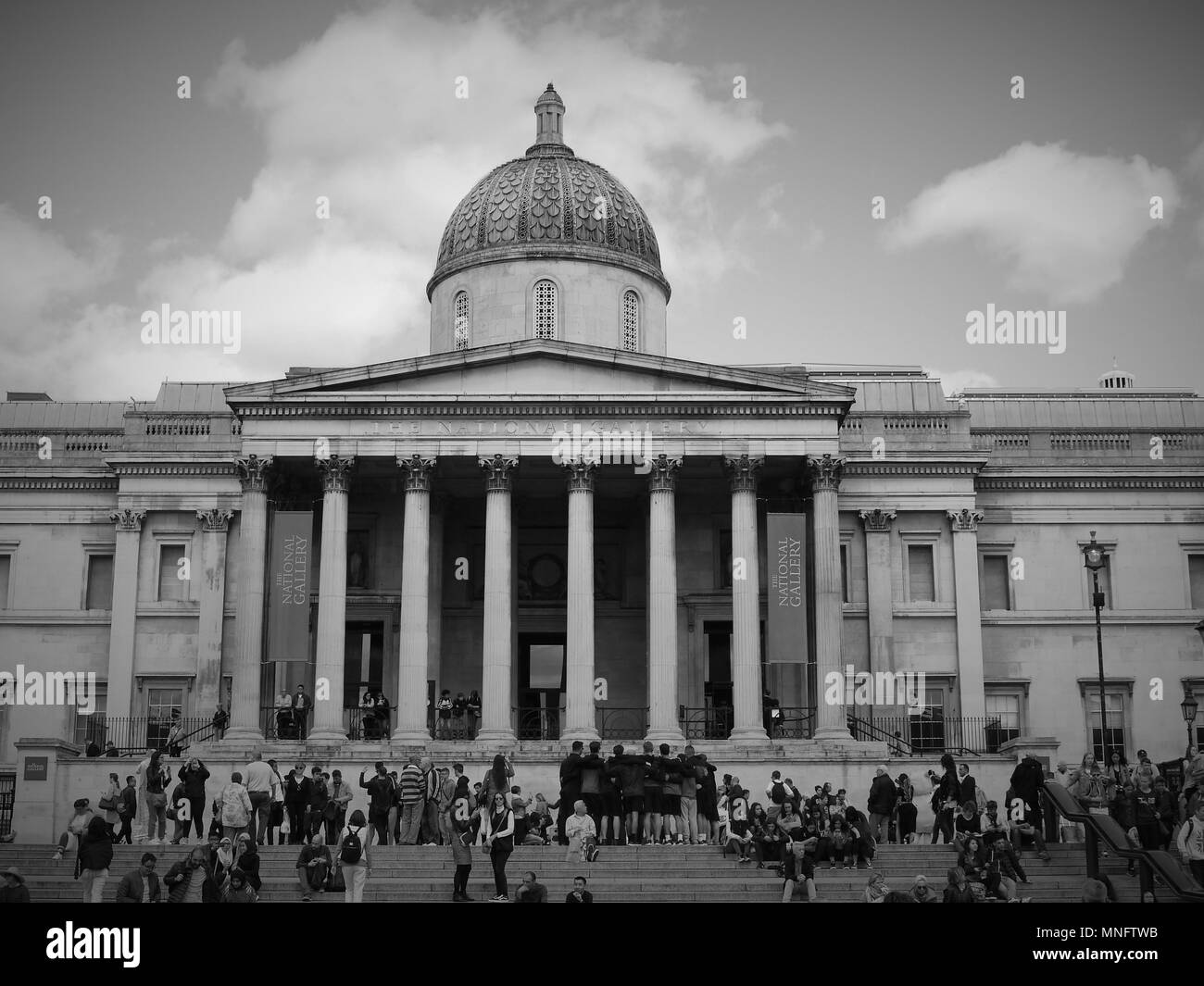 Londres - 10 MAI 2018 : ( Image ) monochrome altérées de touristes autour de la Galerie Nationale vue de Trafalgar Square Banque D'Images